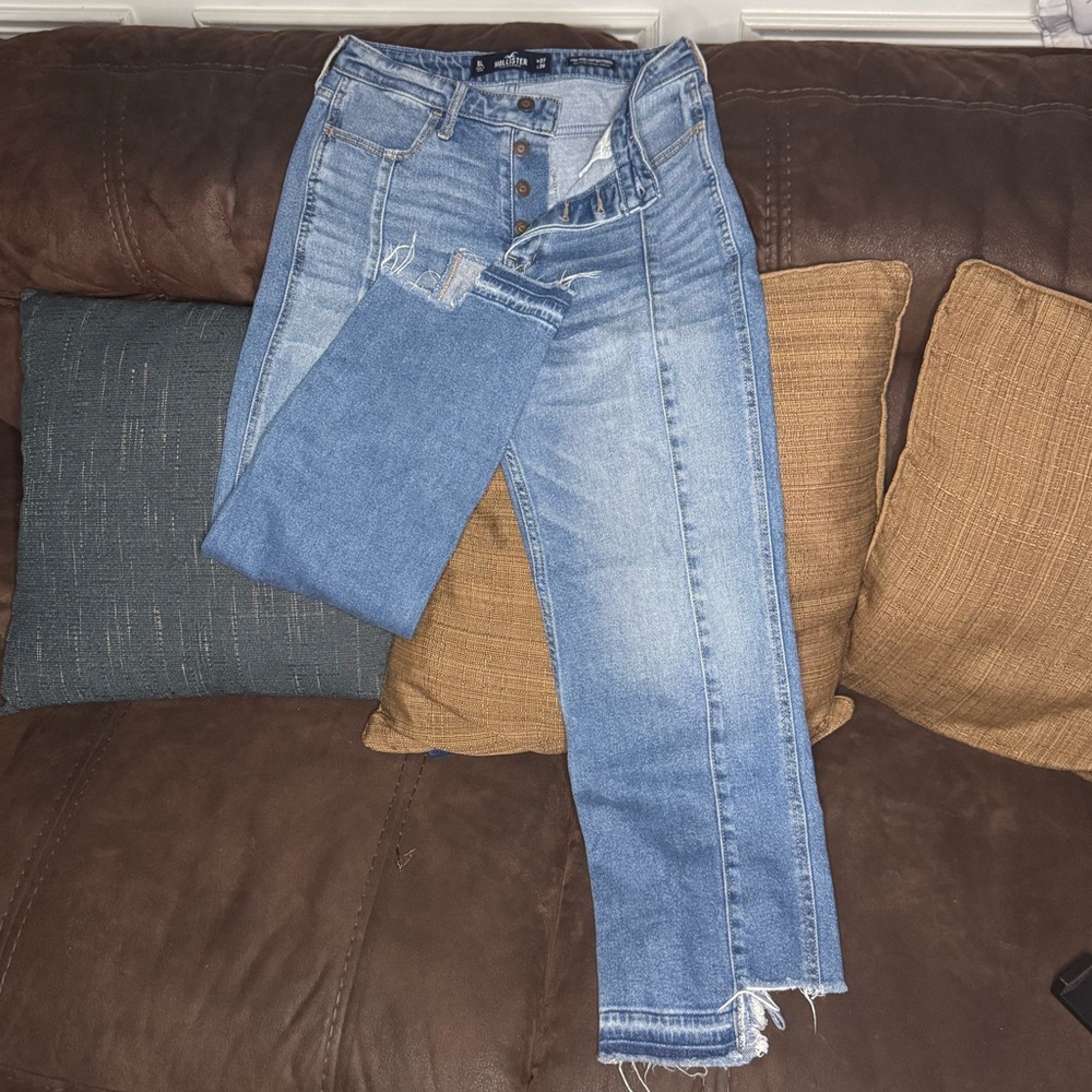 Hollister High Rise Crop Boyfriend Jeans. Size 5 L/ 27W & 26L